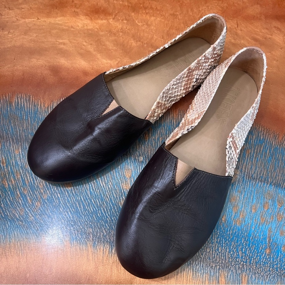 TKEES slip on flats closed toe leather size 7.5 made in Brazil brown snake print